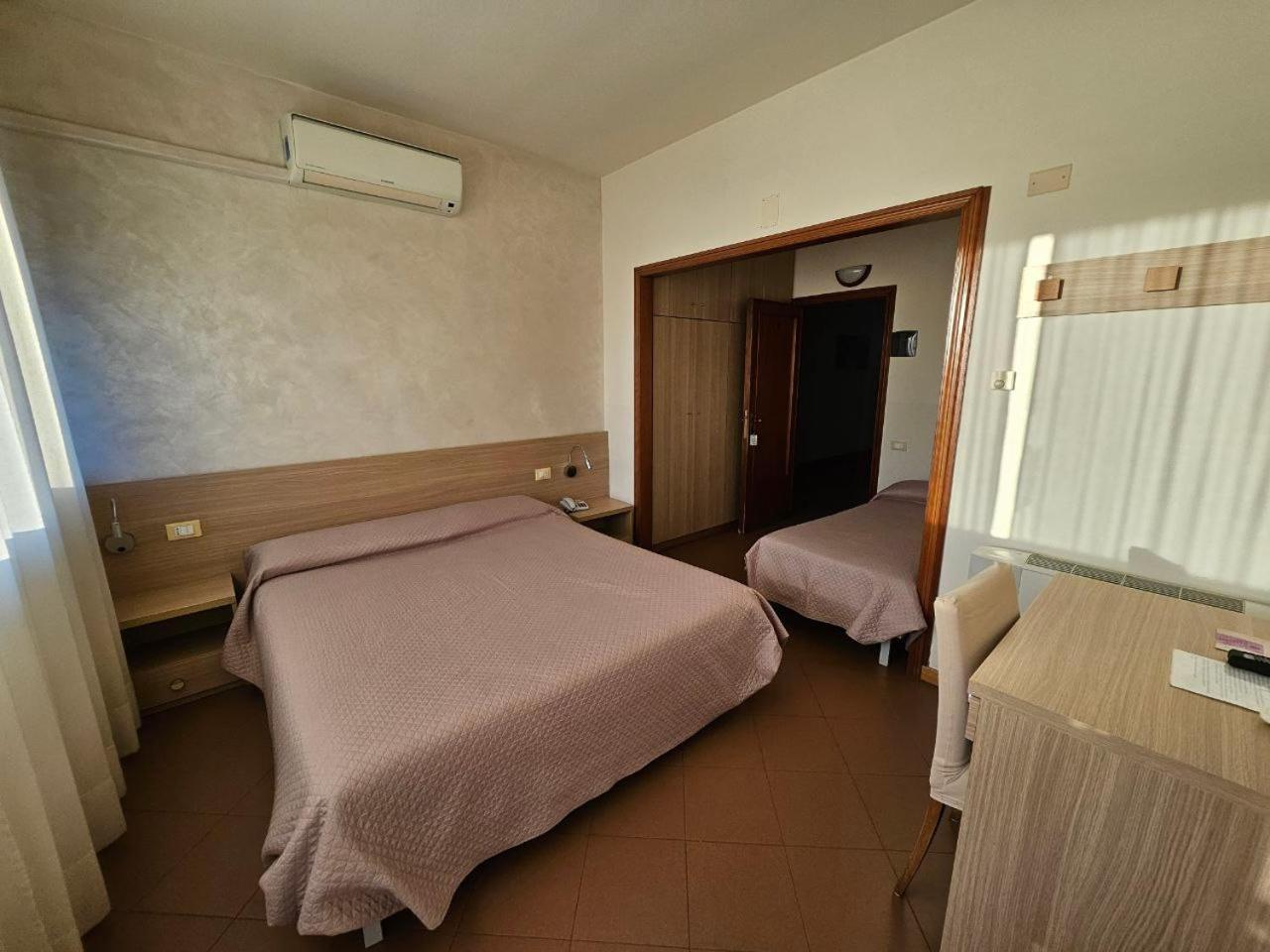 Albergo Nyers เปรูจา ภายนอก รูปภาพ