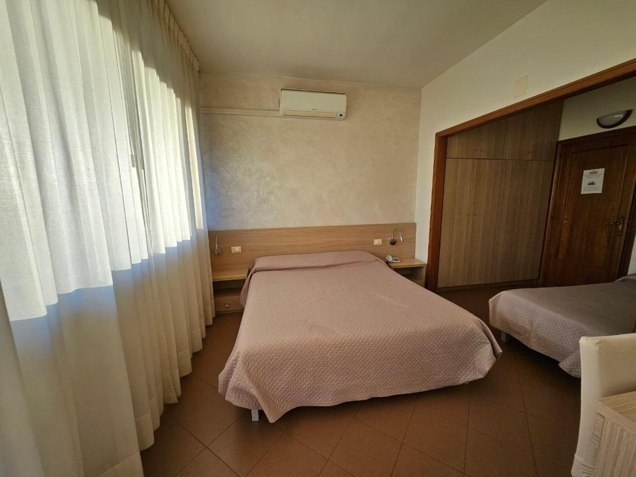 Albergo Nyers เปรูจา ภายนอก รูปภาพ