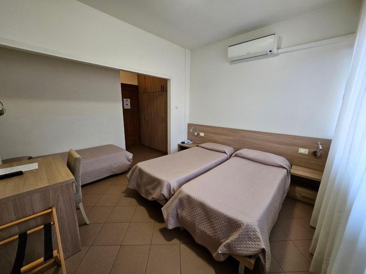 Albergo Nyers เปรูจา ภายนอก รูปภาพ
