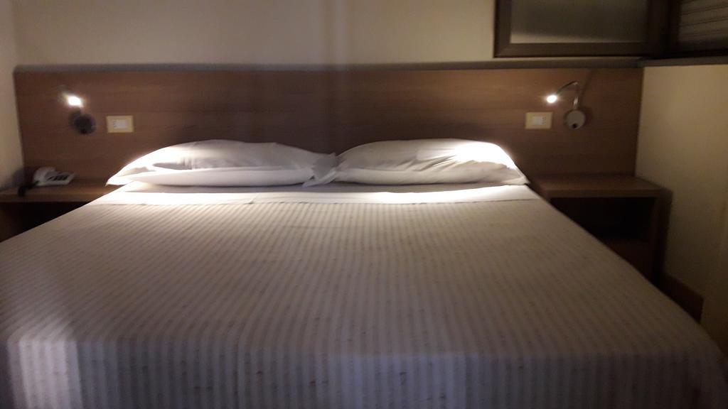 Albergo Nyers เปรูจา ภายนอก รูปภาพ