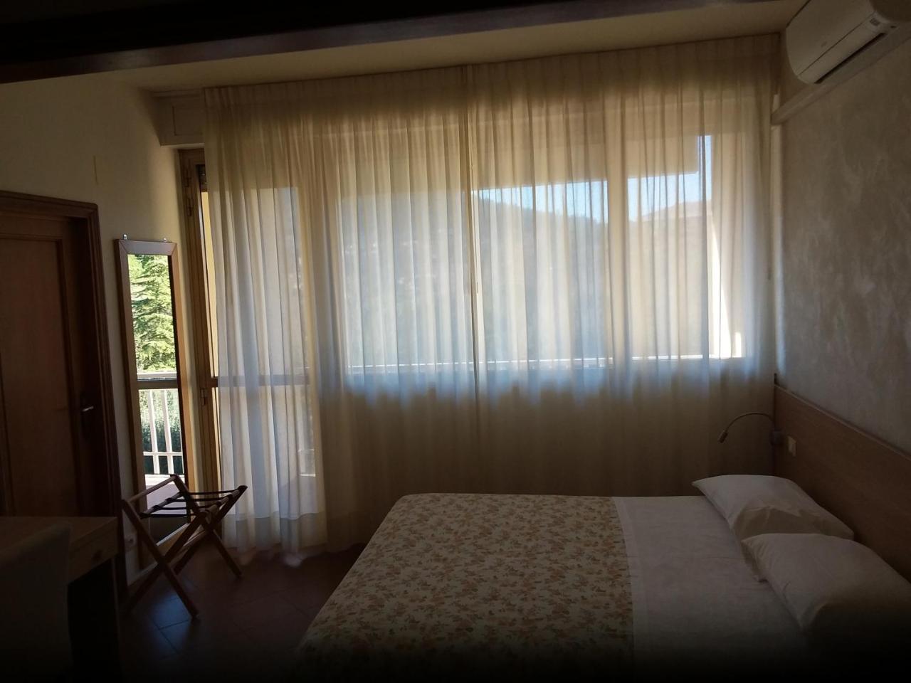 Albergo Nyers เปรูจา ภายนอก รูปภาพ