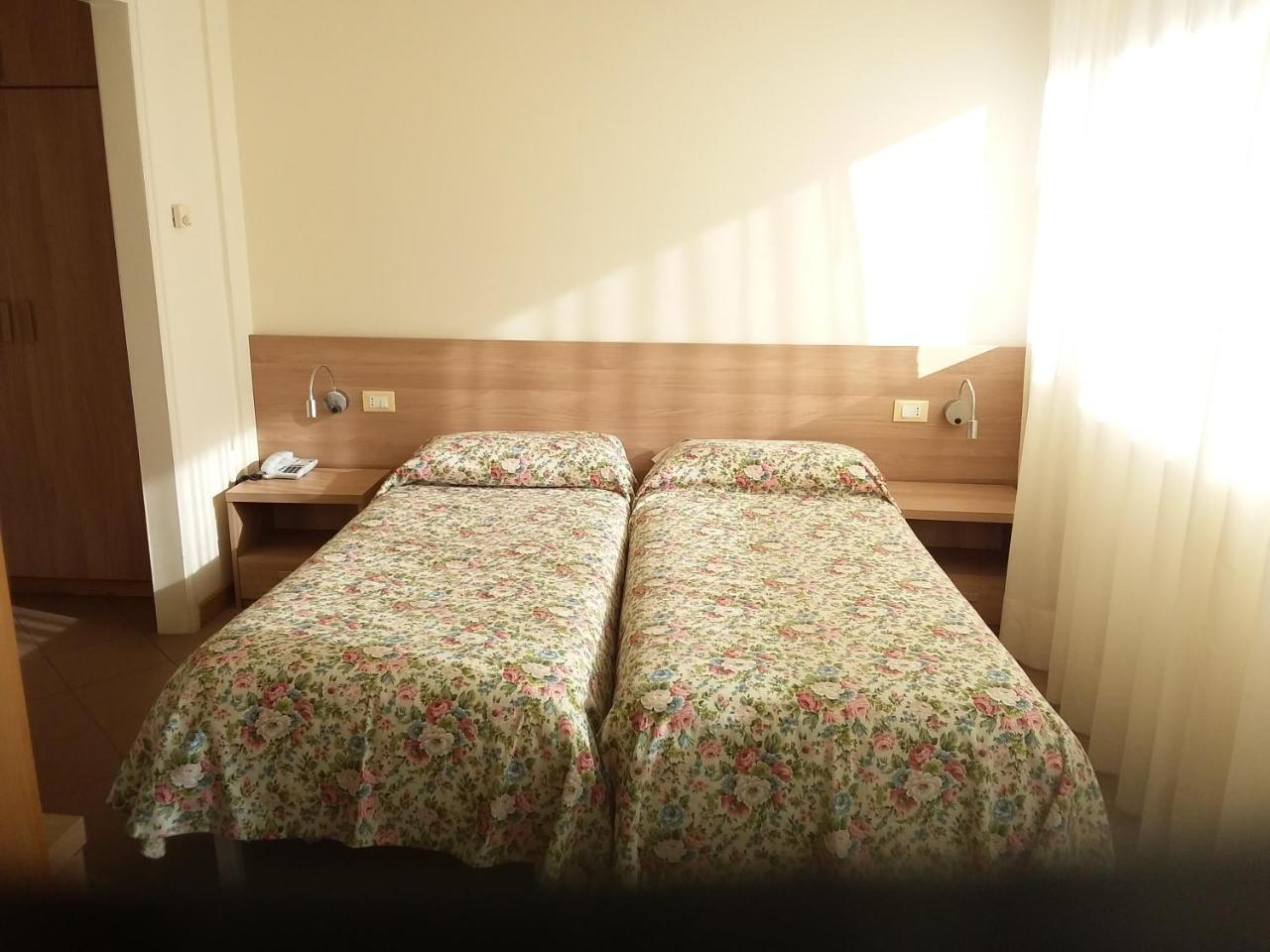 Albergo Nyers เปรูจา ภายนอก รูปภาพ