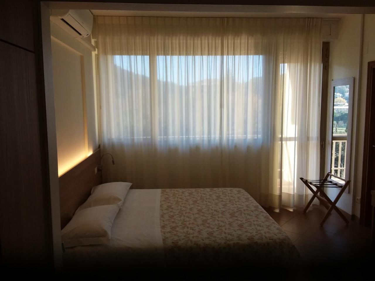 Albergo Nyers เปรูจา ภายนอก รูปภาพ