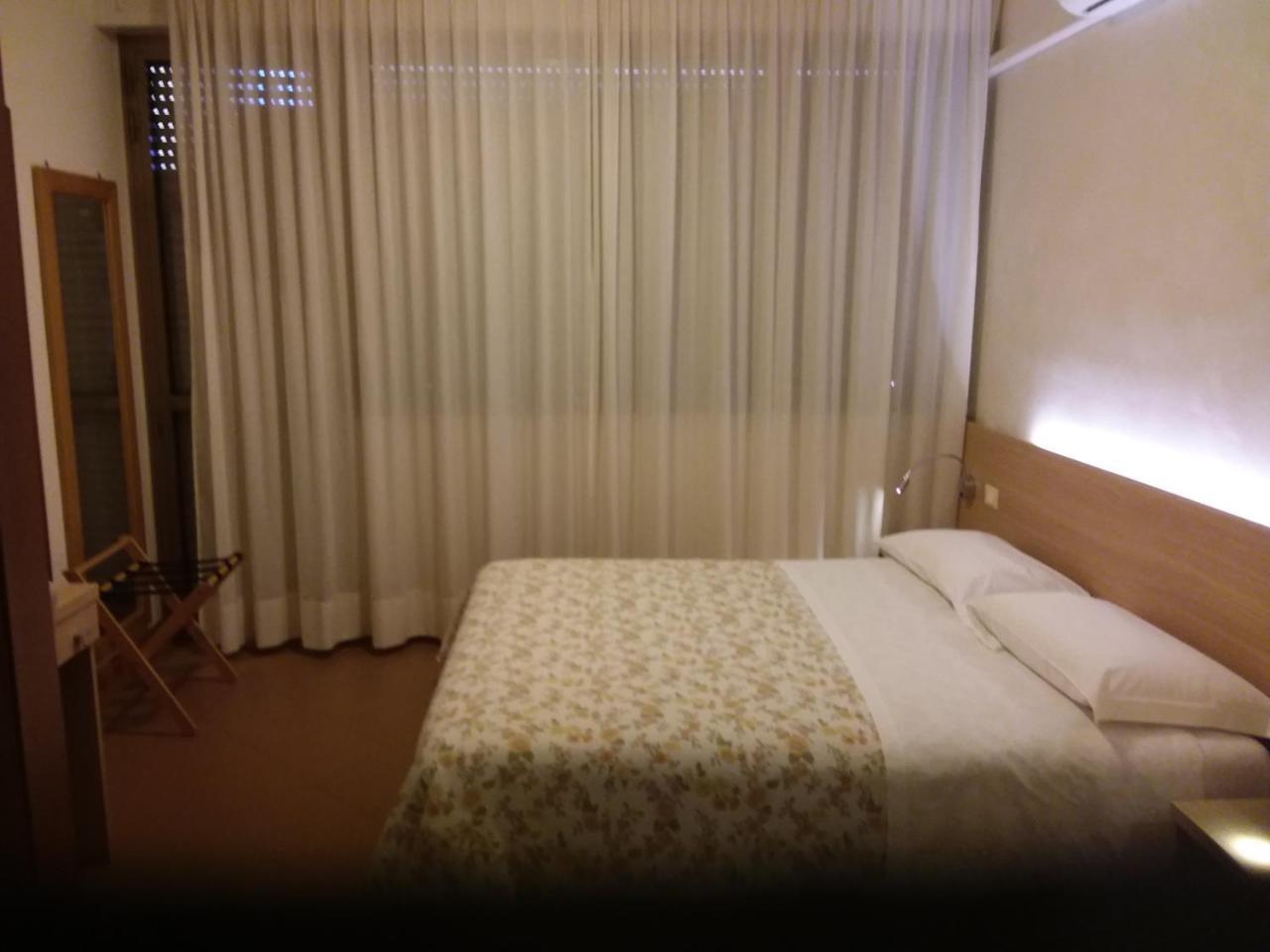 Albergo Nyers เปรูจา ภายนอก รูปภาพ